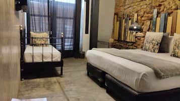 Minibar, brankas, meja kerja, dan Wi-Fi gratis