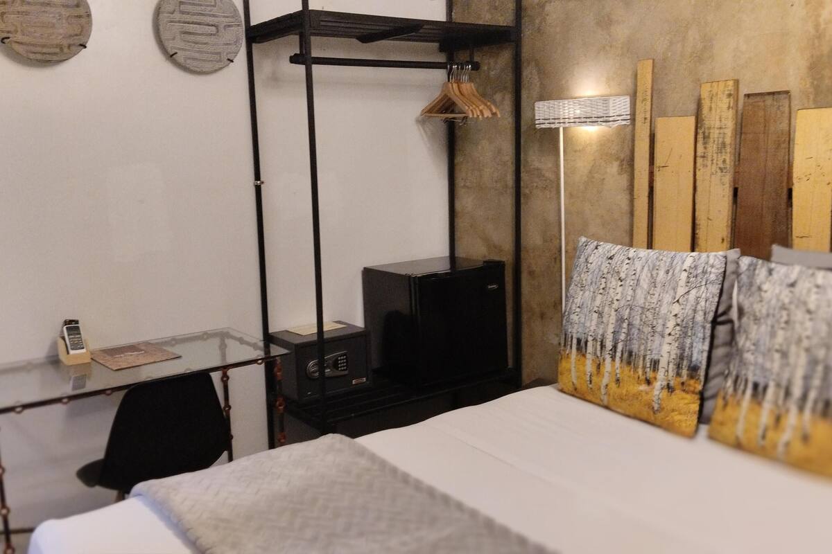 Minibar, safe på rommet, skrivebord og wi-fi (inkludert)