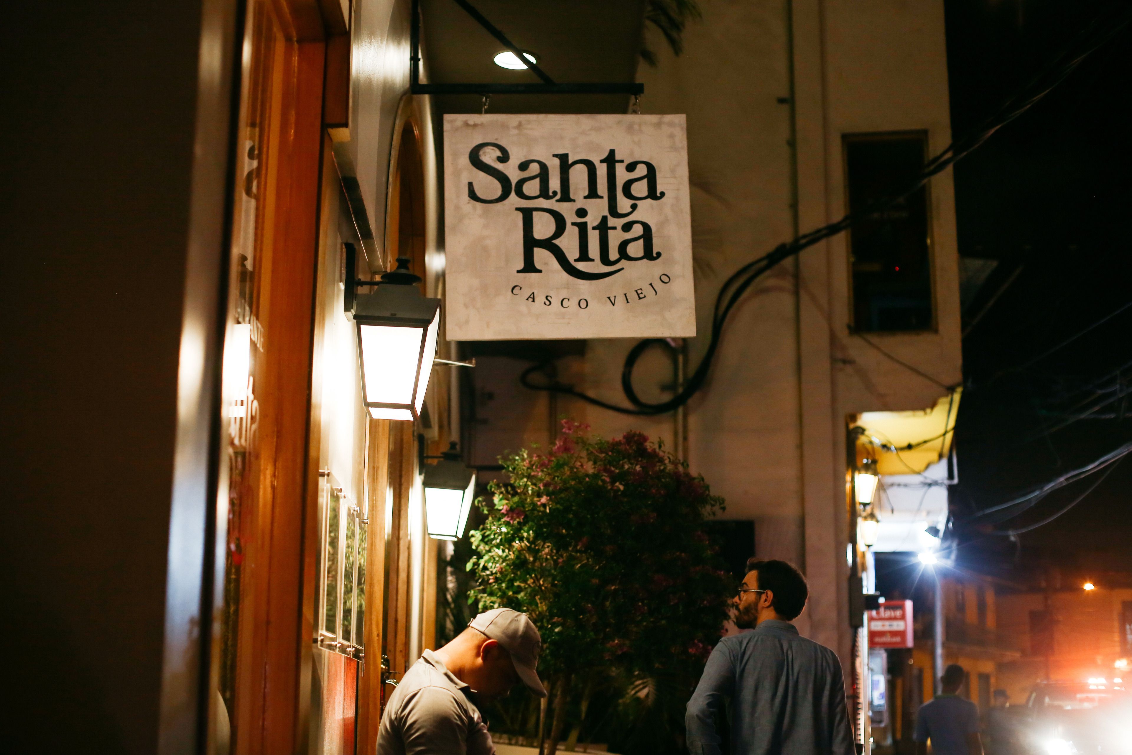 Kadun yläpuolella roikkuu kyltti, jossa lukee: ”Santa Rita Casco Viejo”.
