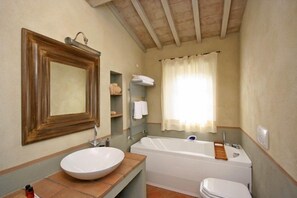 Villa, Multiple Bedrooms | Bathroom | Separate tub and shower, jetted tub, towels