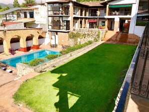 Una piscina al aire libre