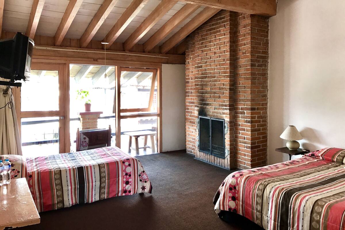 Camera Standard (1 Double and 1 Single Bed) | Una scrivania, ferro/asse da stiro, Wi-Fi gratuito