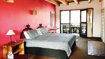 Standard Suite | Desk, iron/ironing board, free WiFi