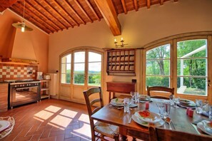 Panoramic-Villa, 2 Schlafzimmer | Essbereich im Zimmer