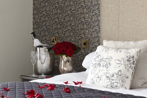 Classic Double or Twin Room | Free WiFi, bed sheets - The Royal Hotel (Ventnor)