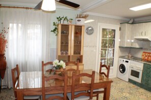 House, 3 Bedrooms | Private kitchen