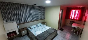 Executive Suite, 1 Double Bed | Bathroom | Combined shower/tub, free toiletries, towels