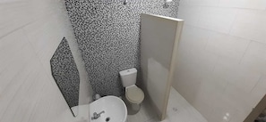 Quarto casal básico de uso individual, 1 cama de casal | Escrivaninha, Wi-Fi de cortesia, roupa de cama