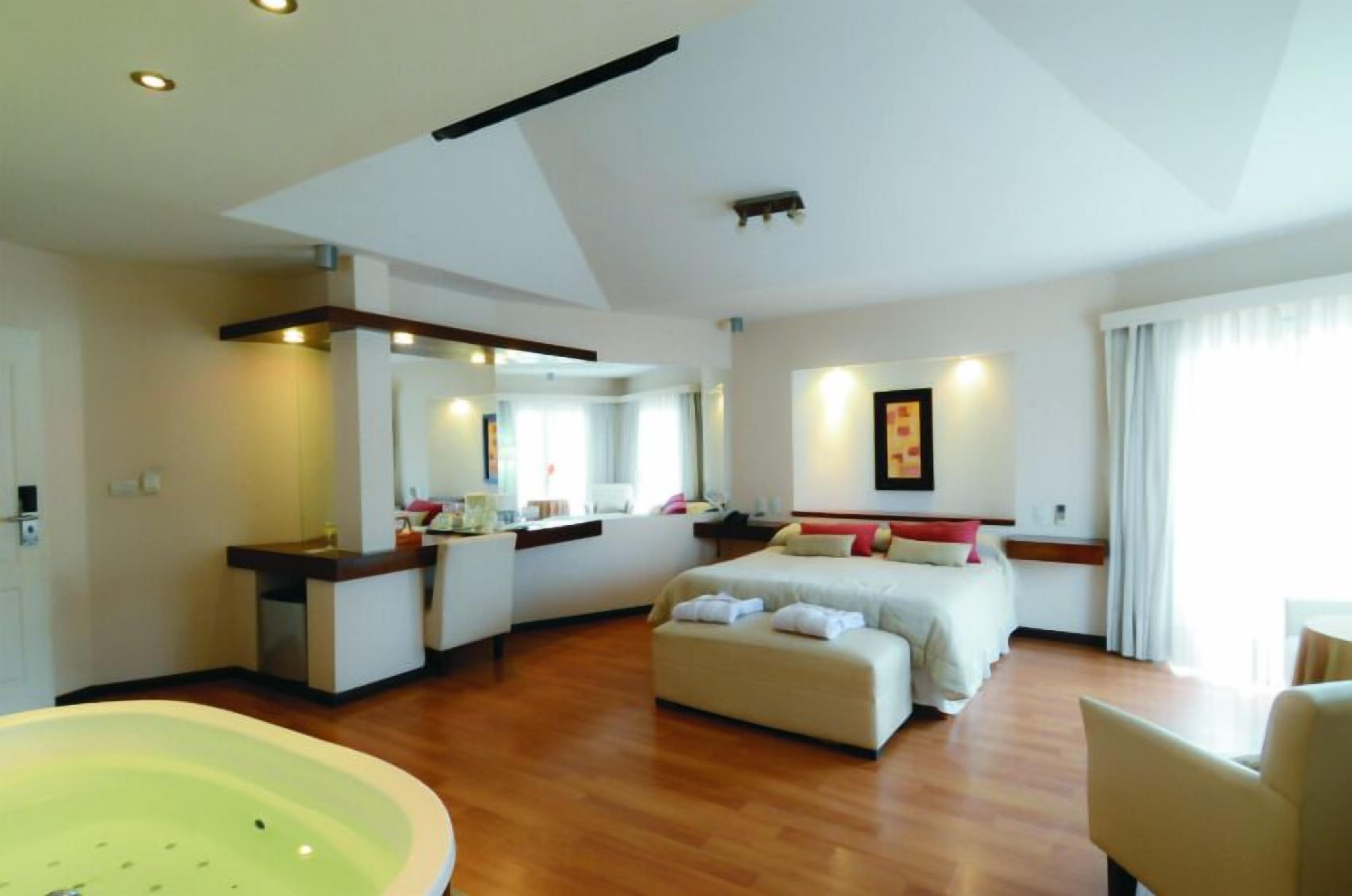 Caja de seguridad en la habitación, cunas gratuitas y ropa de cama 