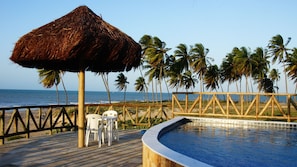 Una piscina al aire libre, sillones reclinables de piscina