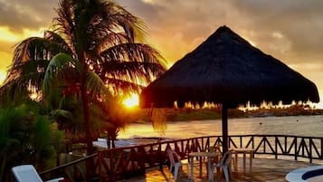 Hồ bơi ngoài trời, mở cửa từ 10:00 đến 21:00, ghế dài tắm nắng