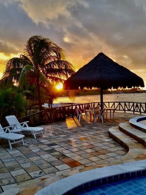 室外游泳池,開放時間為 10:00 至 21:00,提供日光浴躺椅