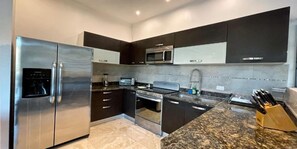 Full-size fridge, microwave, oven, stovetop - Luxury Sky Penthouses 3-6BR Condo-Hotel at Oceano Jaco (Jacó)