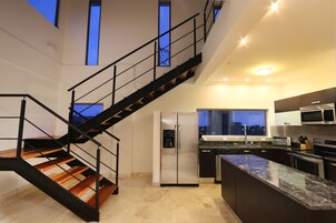 Full-sized fridge, microwave, oven, stovetop