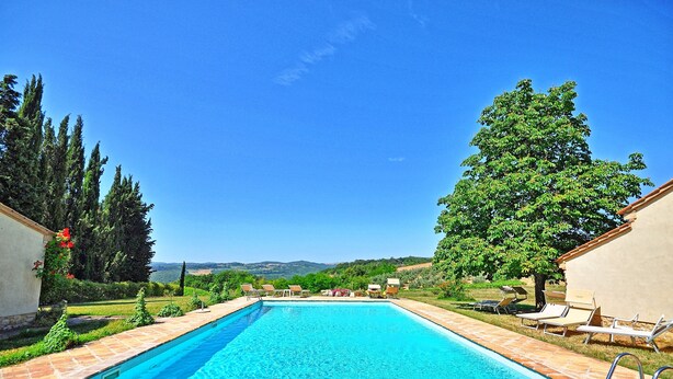 A rectangular swimming pool with clear blue water, surrounded by a tiled deck. - Vittoriana (San Gimignano)
