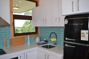 Cabaña Deluxe, 2 habitaciones, vistas al lago | Cocina privada | Frigorífico grande, microondas, horno y placa de cocina