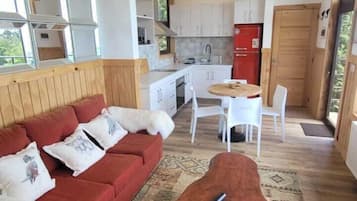 Deluxe Cabin, 2 Bedrooms, Lake View | Living area | Flat-screen TV