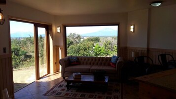 尊荣小屋, 3 间卧室, 双浴室, 部分湖景 | 起居区 | 平板电视