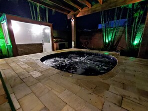 Outdoor spa tub