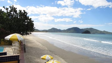 Na praia