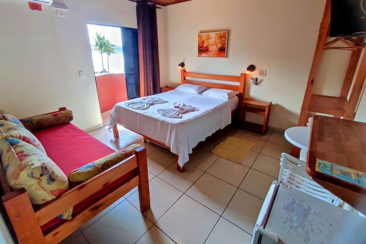 Camera Superior, 1 letto queen, vista mare parziale | Minibar, Wi-Fi gratuito, lenzuola