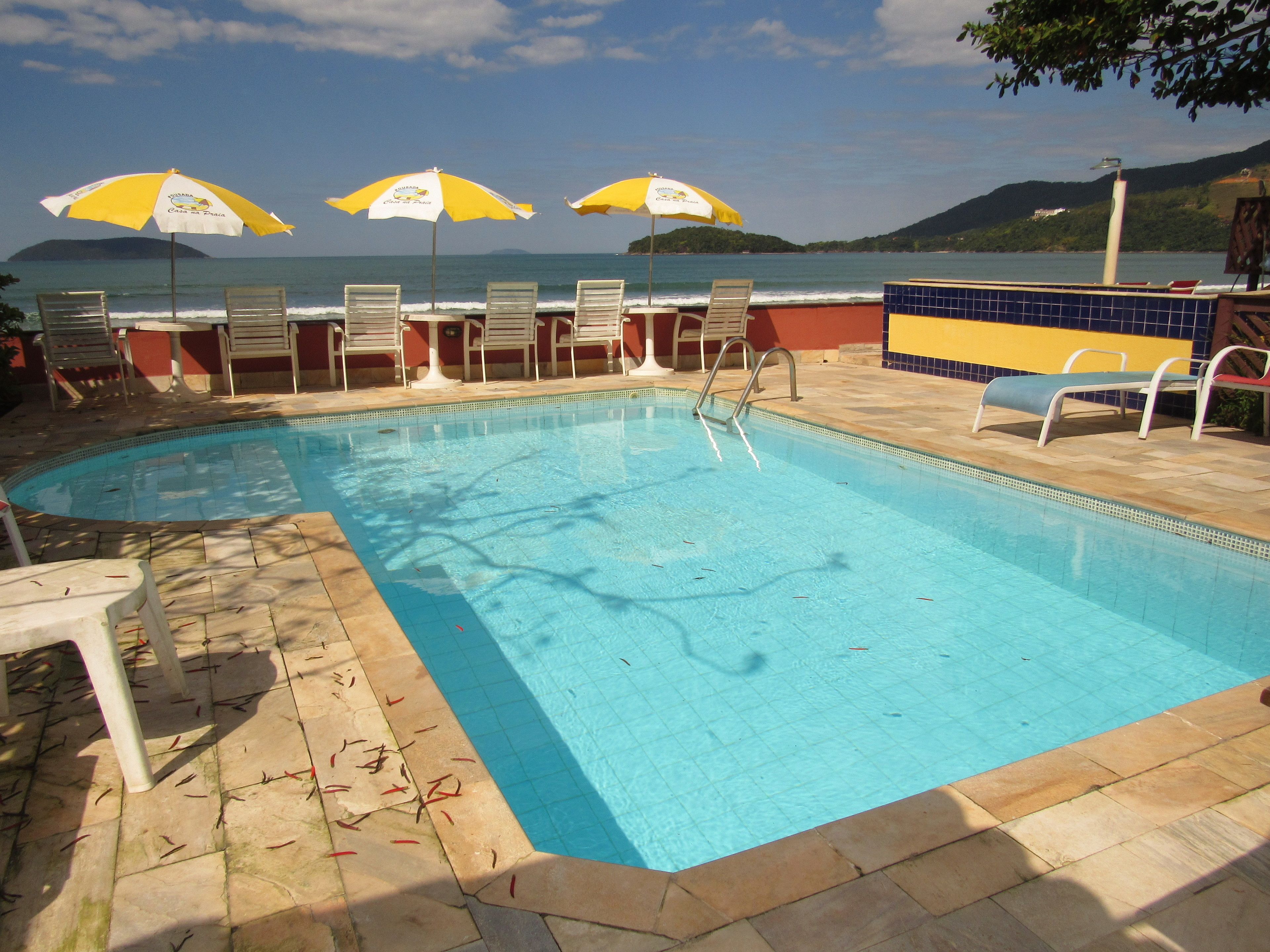 Una piscina al aire libre, tumbonas