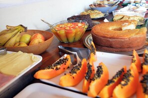 Free daily buffet breakfast - Pousada Casa na Praia (Ubatuba)