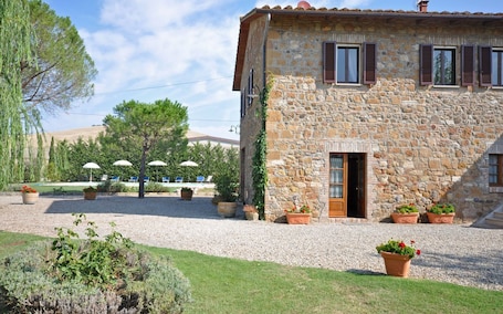 Fachada de la propiedad. Villa Cassia