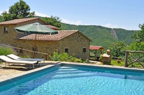 季节性开放的室外游泳池