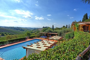 Outdoor pool, pool umbrellas, sun loungers - Casa Rossa (Certaldo)
