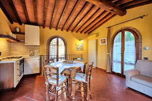 全景公寓, 1 间卧室 (Casa Rossa 3) | 起居区 | 电视、壁炉