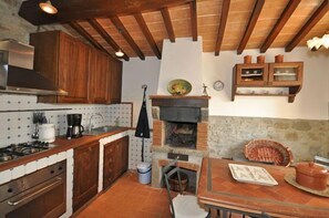 Villa Panoramique, 3 chambres, piscine privée (Calcinaio) | Cuisine privée | Four, congélateur