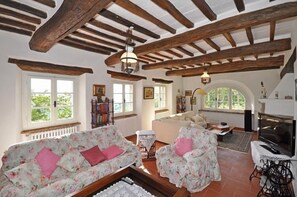 วิลล่า, 4 ห้องนอน (Villa Caterina) | ห้องนั่งเล่น | ทีวีจอแบน, เตาผิง