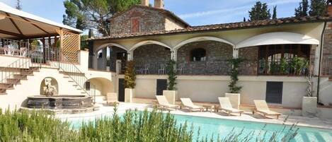 สระว่ายน้ำกลางแจ้ง