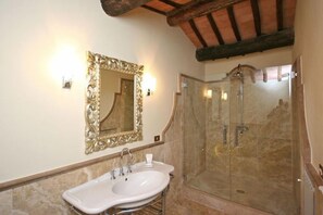 Villa, Multiple Bedrooms (Villa Guia) | Bathroom | Shower, rainfall showerhead, hair dryer, bidet - Villa Guia (Bucine)