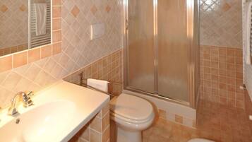 Lägenhet - 1 sovrum (Talamone 2) | Badrum | Dusch och handdukar