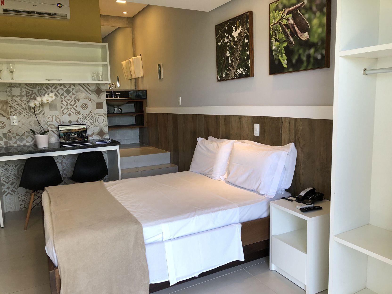 Ropa de cama de alta calidad y minibar 