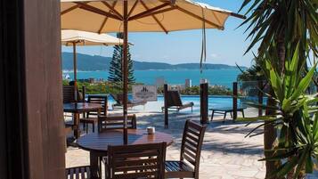 Serviço de café da manhã, culinária brasileira, vistas para a piscina