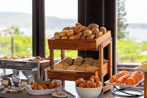 Free daily buffet breakfast - Pousada do Arvoredo (Bombinhas)