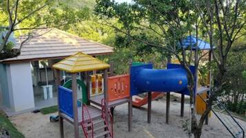 Área de juegos infantiles al aire libre