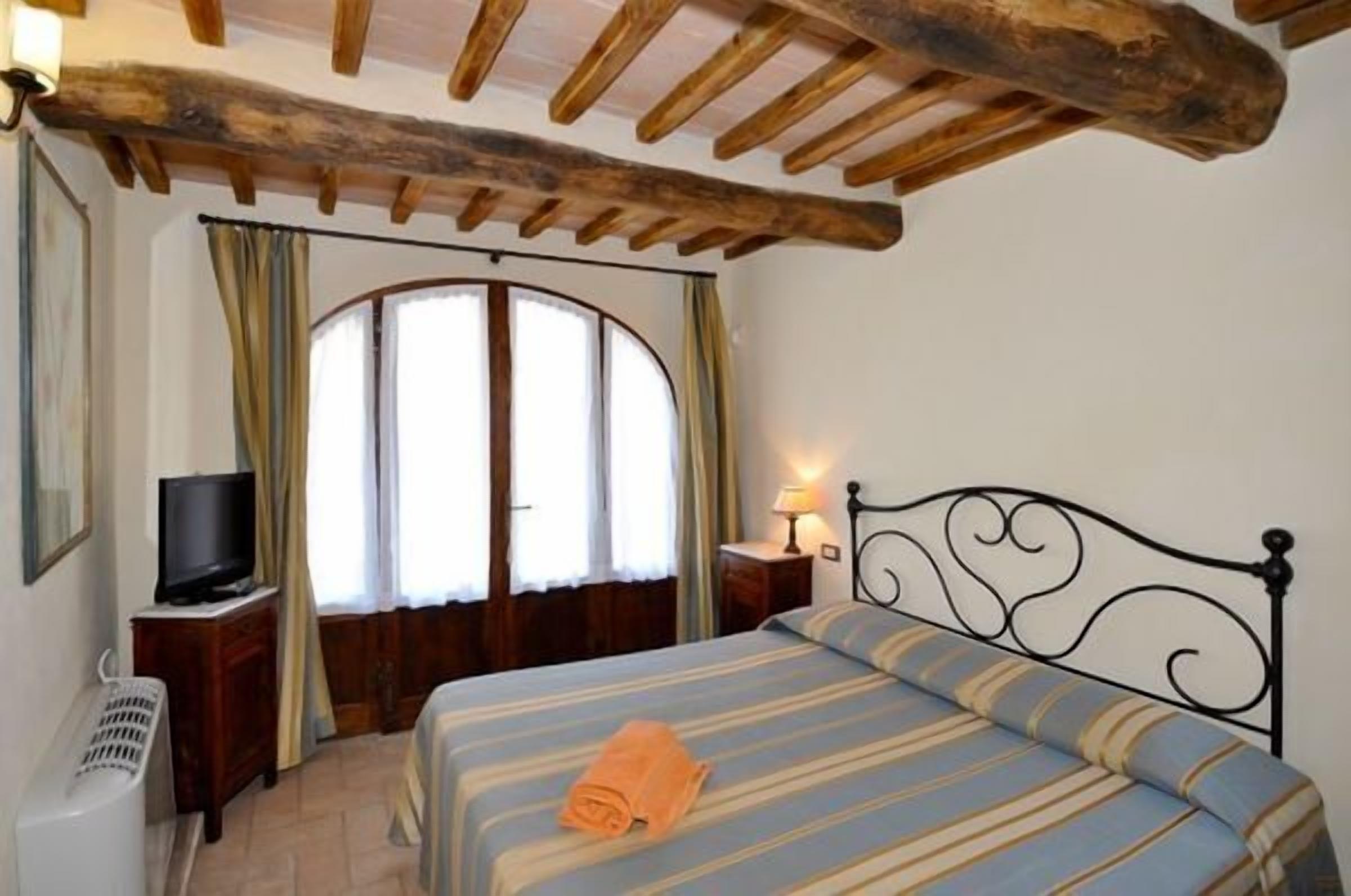 14 habitaciones, escritorio, wifi gratis y ropa de cama 