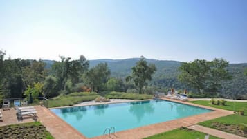Una piscina al aire libre de temporada