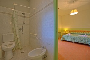 Panorama appartement, 1 slaapkamer (Ciliegio 11) | Badkamer | Een douche, handdoeken