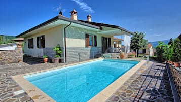 Piscina externa sazonal