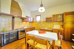 Villa, 4 Bedrooms | In-room dining
