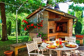 Outdoor dining - Villa San Savino (Monte San Savino)