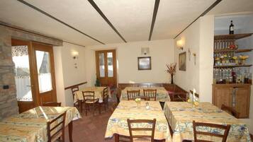 Appartement Panoramique, plusieurs chambres, vue piscine (Annarita) | Restauration dans la chambre