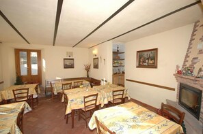 Apartamento panorâmico, vários quartos, vista para a piscina (Annarita) | Opções para refeição no quarto