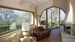 A cozy living room with a leather sofa, a lamp, and a fireplace. - Gellino (Arezzo)
