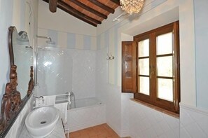 Panorama appartement, 3 slaapkamers (Granaio) | Badkamer | Een douche, een bidet